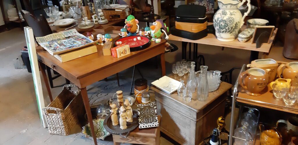 La Brocante de Camille, brocante, antiquités, salon de thé, vous propose de  chiner, sculptures, tableaux, idées déco, bibelots vous y attendent